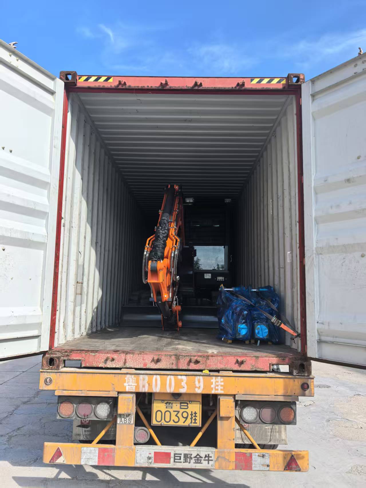 Dalawang 6.5t excavator ang ipinadala