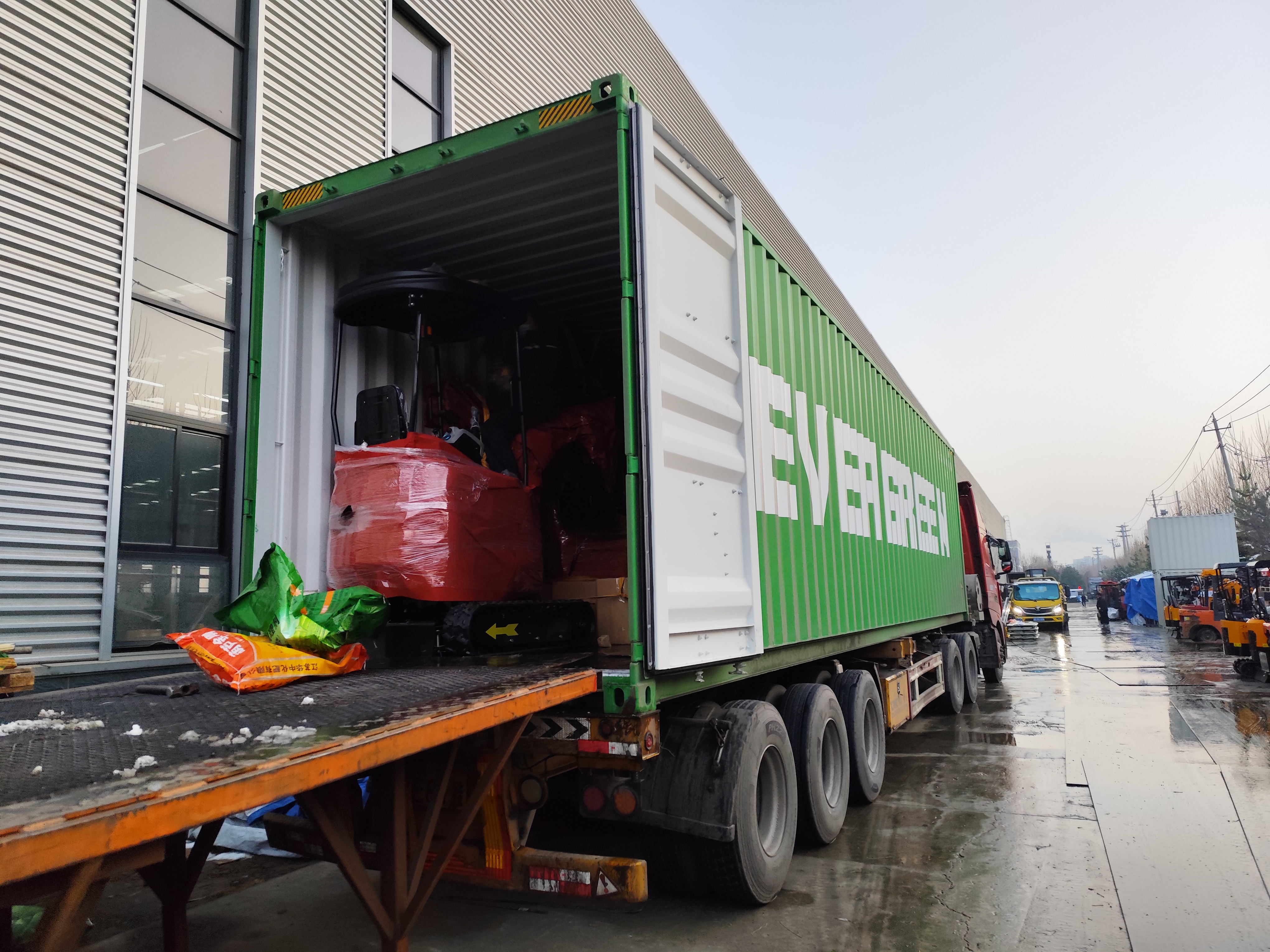 Ang produksyon ng mini excavator ng French customer ay nakumpleto at naipadala