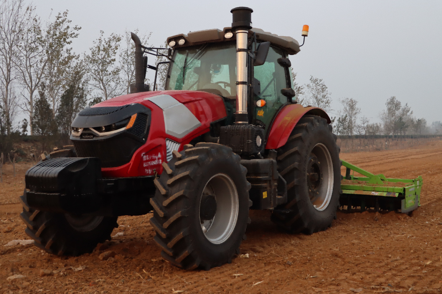 Paano pumili ng katugmang mga kagamitan sa pagsasaka para sa isang traktor