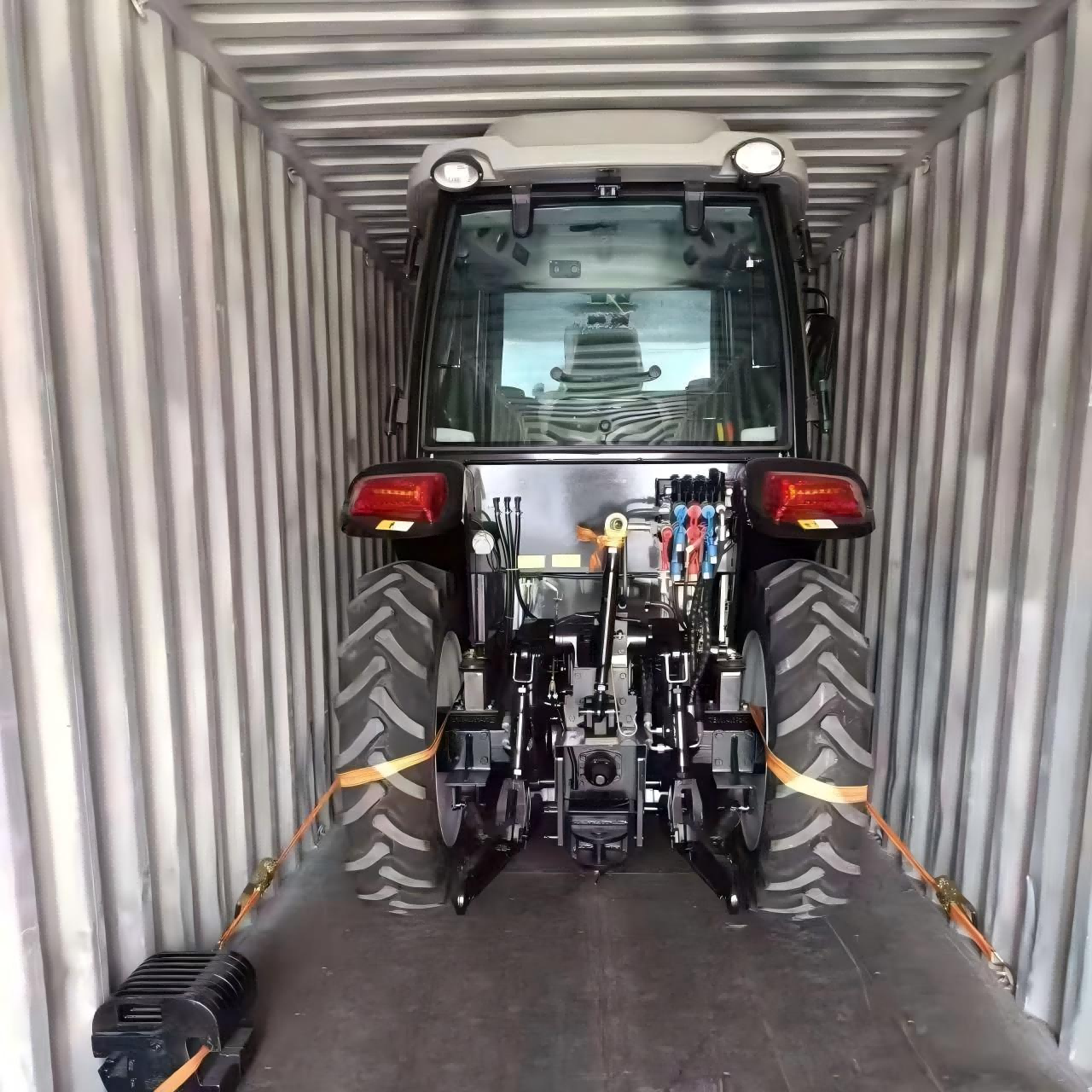 Ang 50HP tractor na na-customize para sa Panamanian customer ay naihatid na.